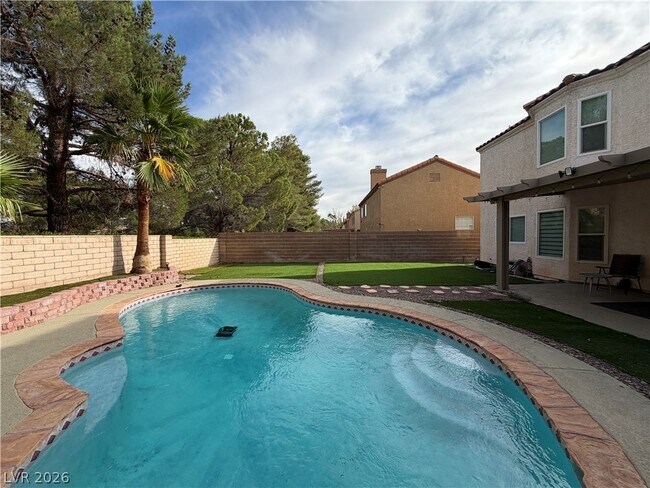Building Photo - 2724 Monrovia Dr