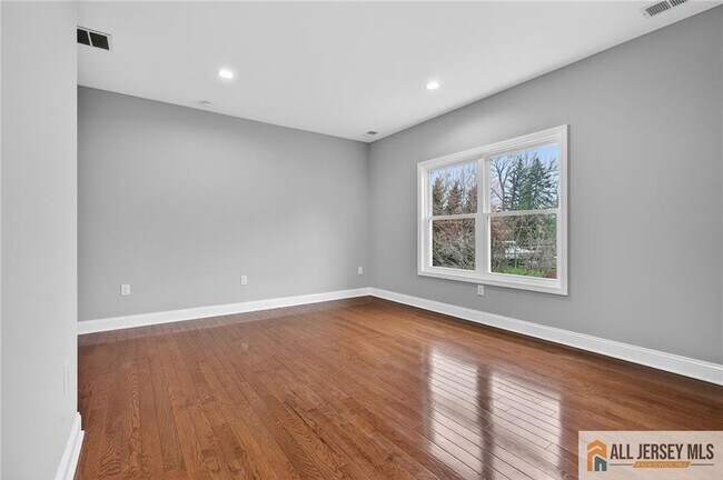 Building Photo - 19 Utica Rd