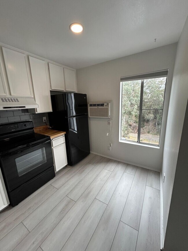 Building Photo - Renovated and Spacious, 1 bed 1 bath condo on 2nd floor! Move In Ready! First Month Free Rent!