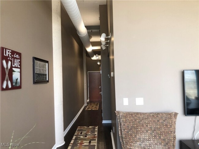 Building Photo - 401 W Shoreline Dr