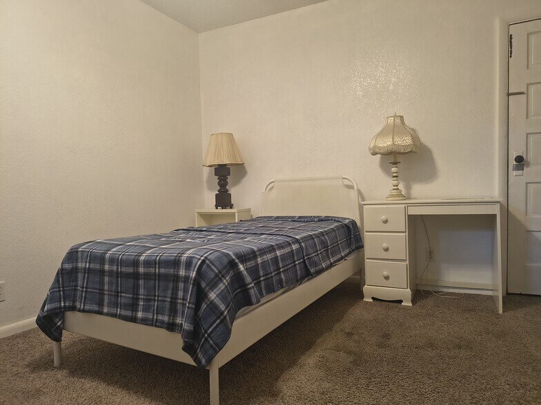 Building Photo - 700 Hughlett Ave