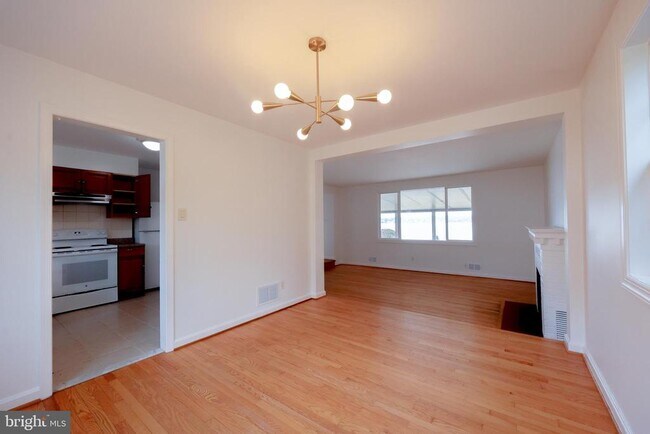 Building Photo - 9611 Potomac Dr