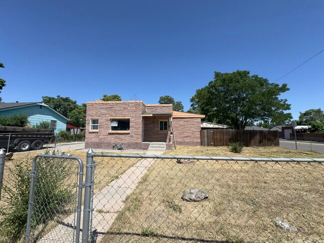 Primary Photo - 4950 Milwaukee St