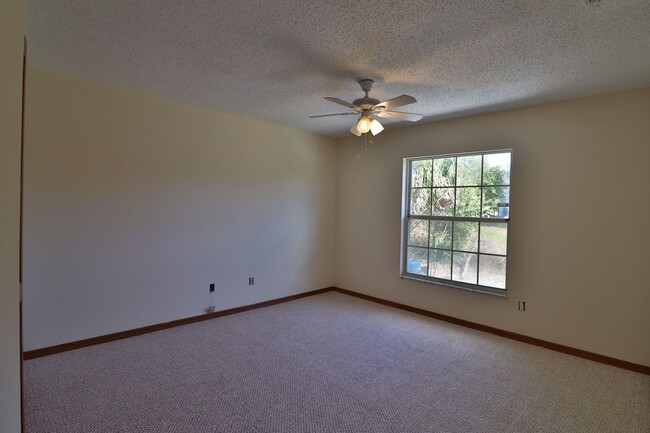 Building Photo - 3/2/2 Split plan with over 2100 square feet
