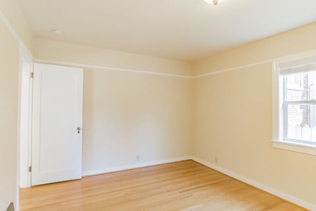 Building Photo - 5bd/4ba Seattle Home