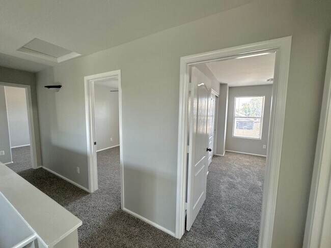 Building Photo - Stunning 4Bedrooms/2.5 Bath Home!