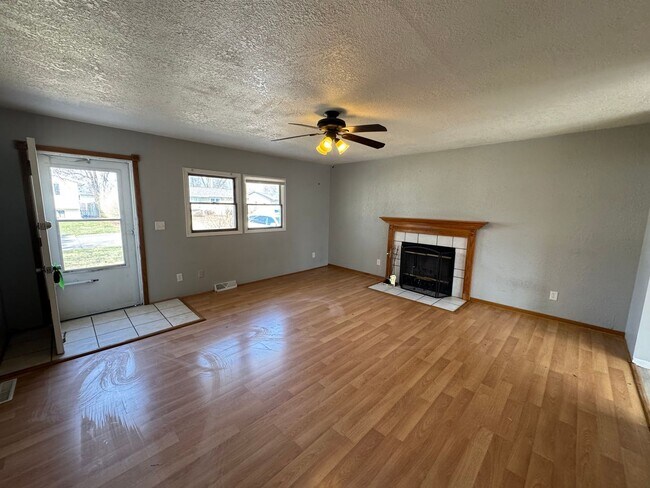 Building Photo - 3 bedroom 2 bath home in Bettendorf