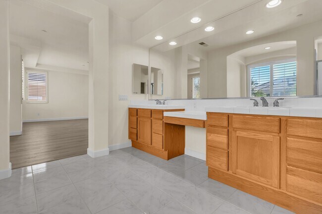 Building Photo - 10 Clearwater Cove