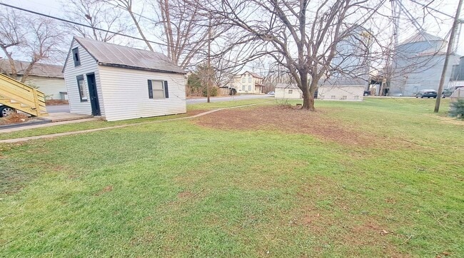 Building Photo - 104 W King St