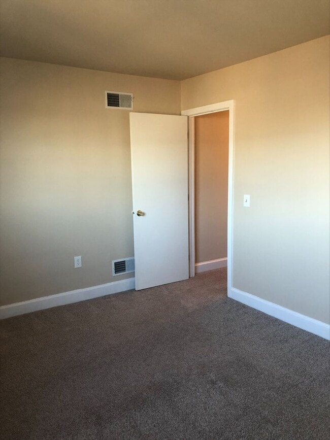 Building Photo - 811-4 N VAN BUREN St. Apt 4