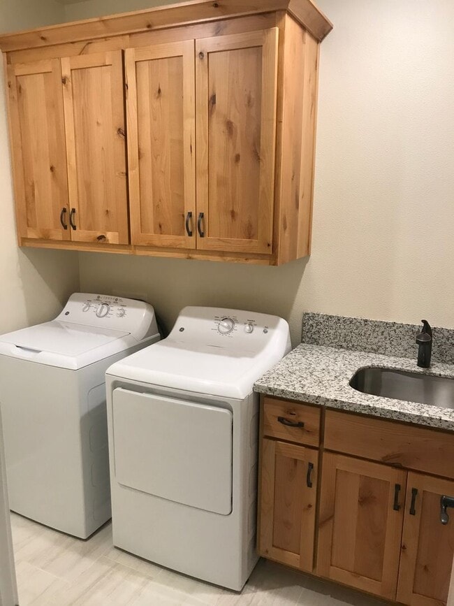 Building Photo - SPACIOUS 3 BEDROOM 3.5 BATHROOM HOME With Washer and Dryer!