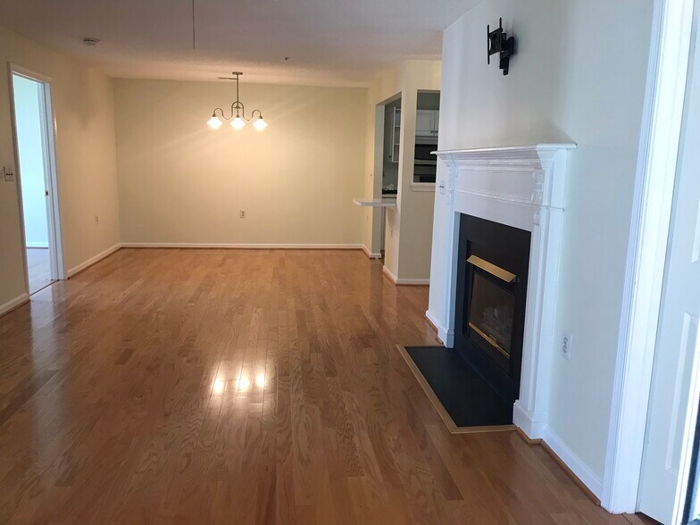 Building Photo - 10018 Vanderbilt Cir