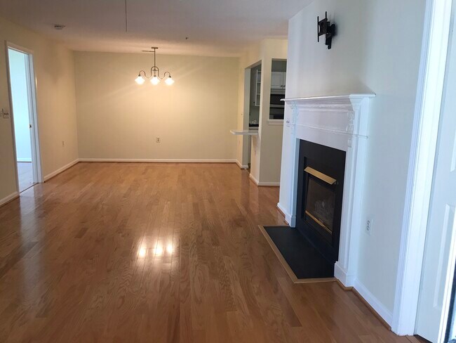 Building Photo - 10018 Vanderbilt Cir