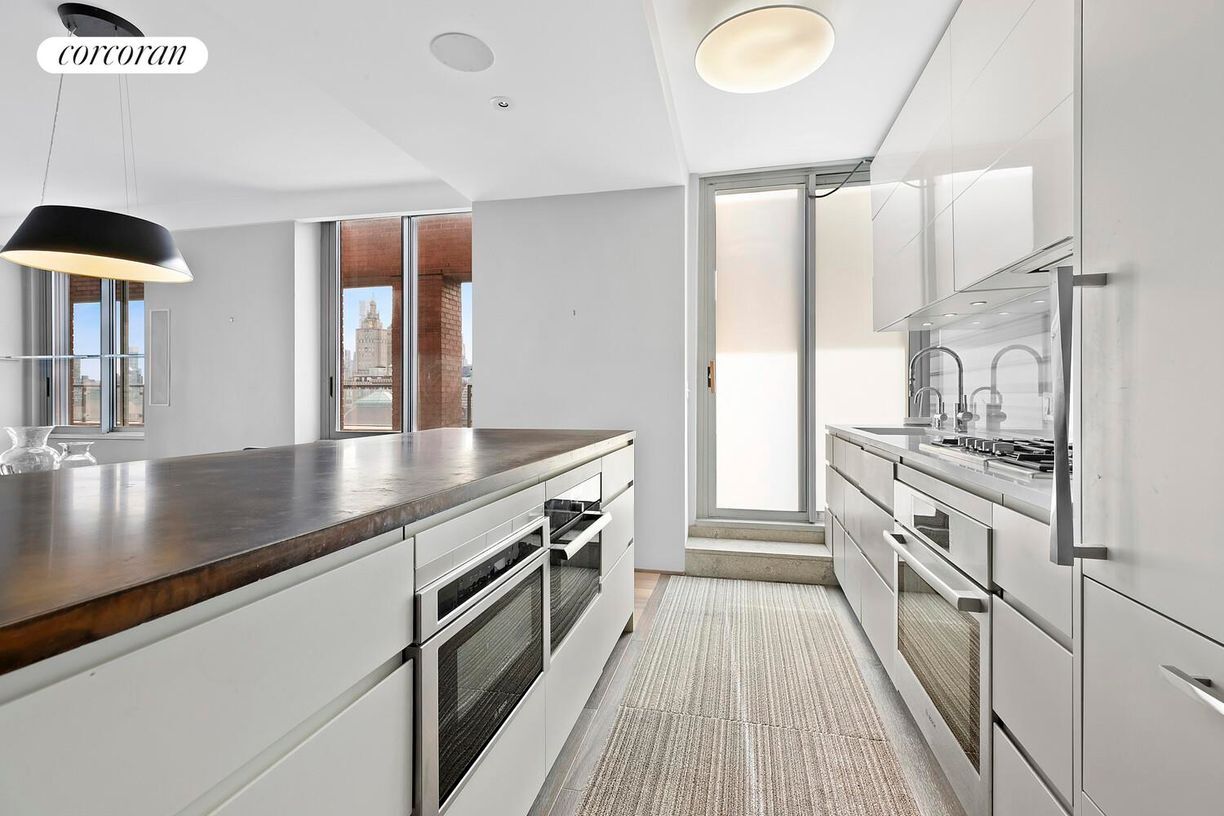 Building Photo - 101 W 79th St