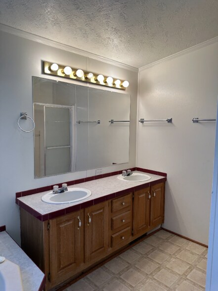 Building Photo - 1800 E Third Ave