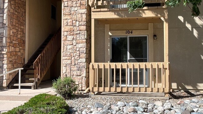 Building Photo - 914 Tenderfoot Hill Rd