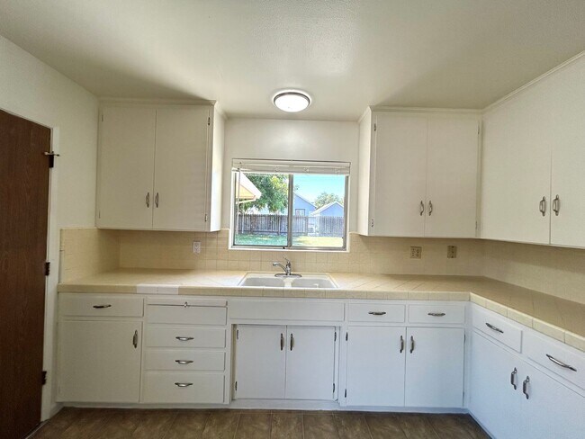 Building Photo - 960 Suiter St