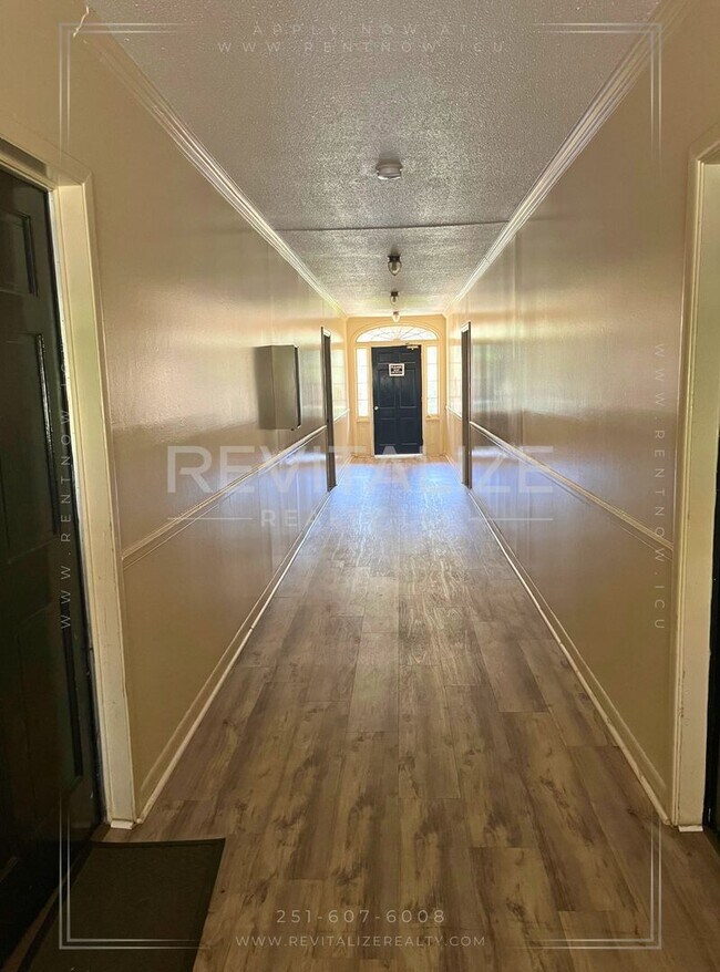 Building Photo - Charming 2/1 Apartment in Midtown!
