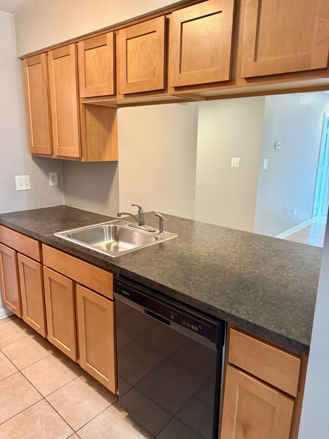 Building Photo - Fully Renovated 2 Bed, 2 Bath Ground-Floor...