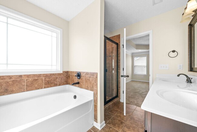 Building Photo - Pet Friendly Four Bedroom with Bonus!