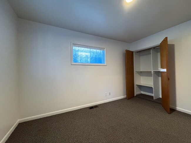 Building Photo - Freshly Updated 4-Bed Retreat Centrally Lo...