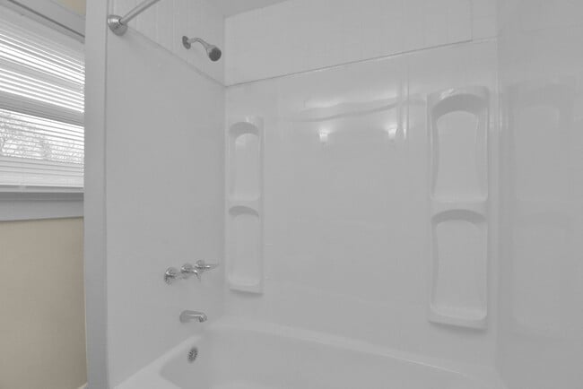 Building Photo - Stylishly Renovated 4 Bed, 2 Bath Single-F...