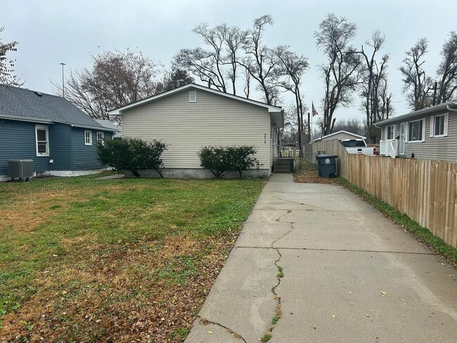Building Photo - Updated 3 Bed / 2 Bath Home – Council Bluffs – $1,495/mo