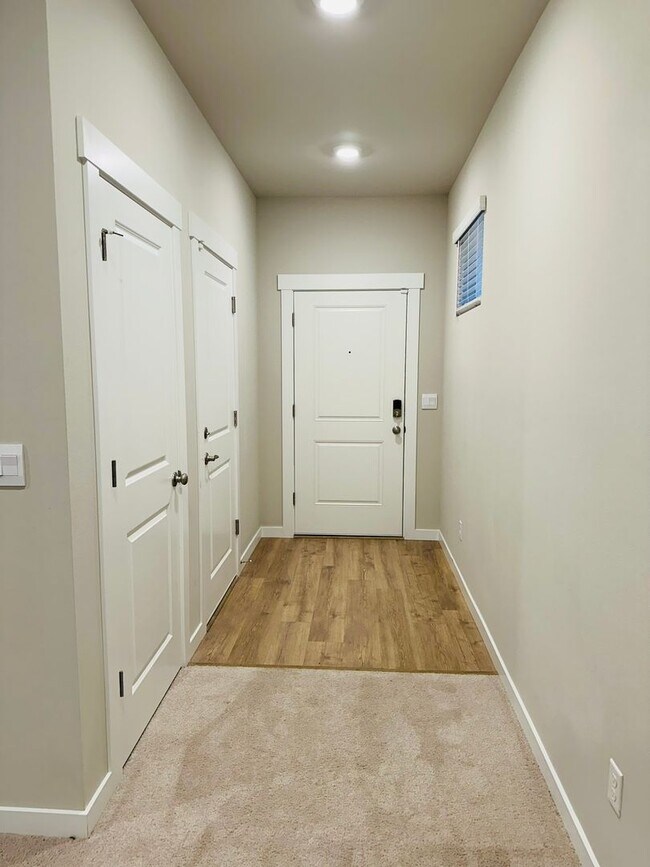 Building Photo - Newer 3-Story 3 Bedroom DR Horton Home in ...