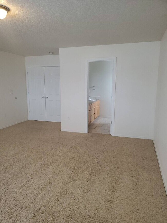 Building Photo - 1/2 OFF OCTOBER RENT - 4 Bedroom