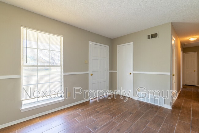Building Photo - 6560 Greenbriar Dr