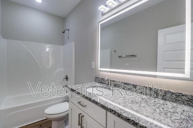 Building Photo - 833 Vee St