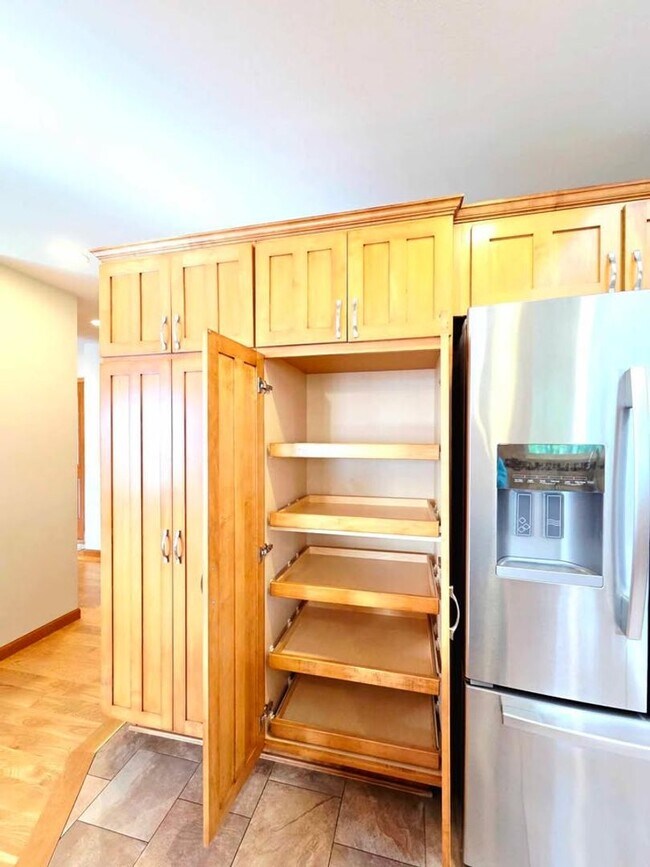 Building Photo - Gorgeous 4 Bed, 3 Bath Home w/ STUNNING RIVER FRONT VIEWS!!