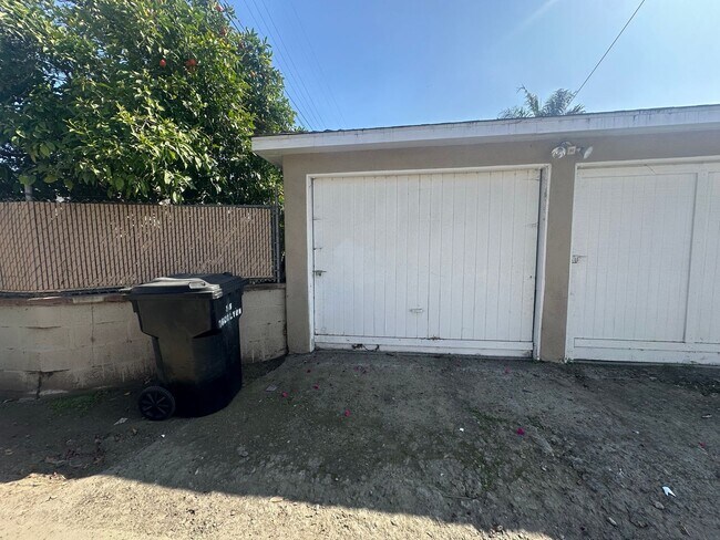 Building Photo - $500 OFF 1ST MONTHS RENT! Bright 2 Bedroom...