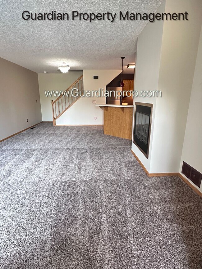 Building Photo - Apple Valley 2 Bedroom Town Home, Patio, Fireplace, 1 Car Garage, AC, New Carpet