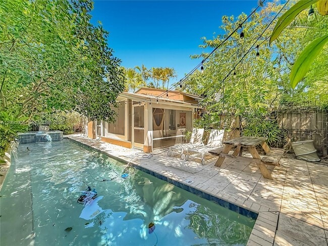 Building Photo - 1419 NE 4th Ct