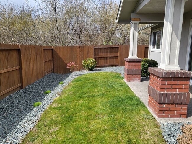 Building Photo - 3 bed 2 bath Single Family Home for Rent in Grants Pass