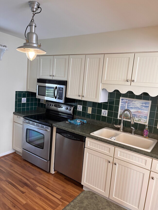 Building Photo - 1071 University Blvd