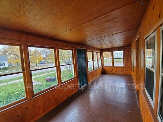 Building Photo - 784 Eleanor St NE