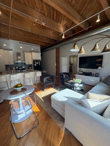 living area - 1040 W Adams St