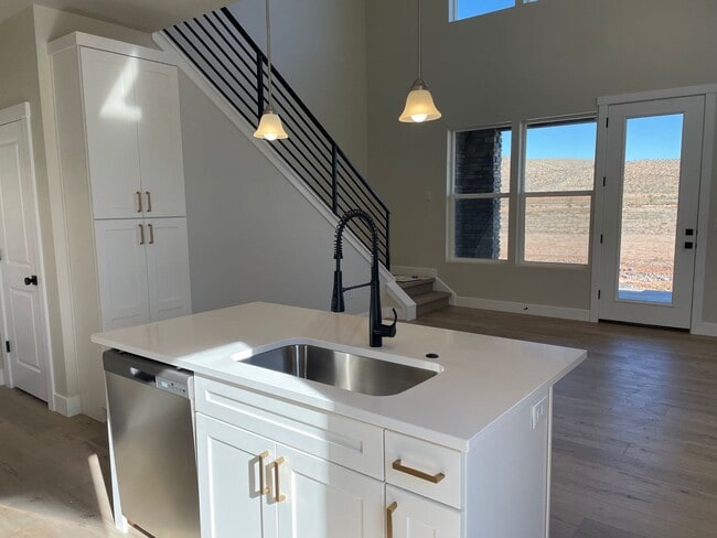 Building Photo - Home in Desert Color!