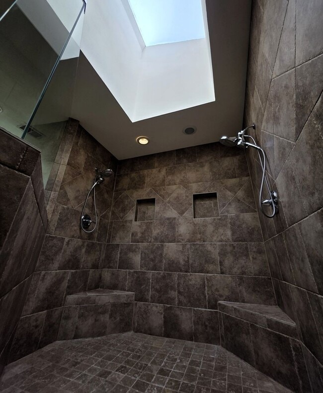 Building Photo - Large Duplex Unit just down the Street fro...