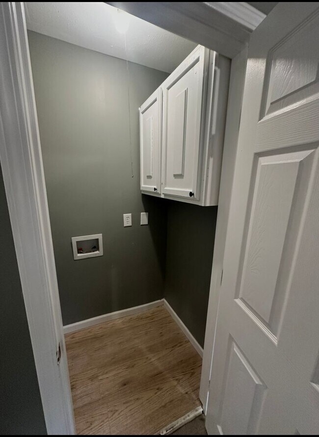 Building Photo - This is a 3bedroom 1 Full bathroom house which has a spacious living room, dining room and full k...