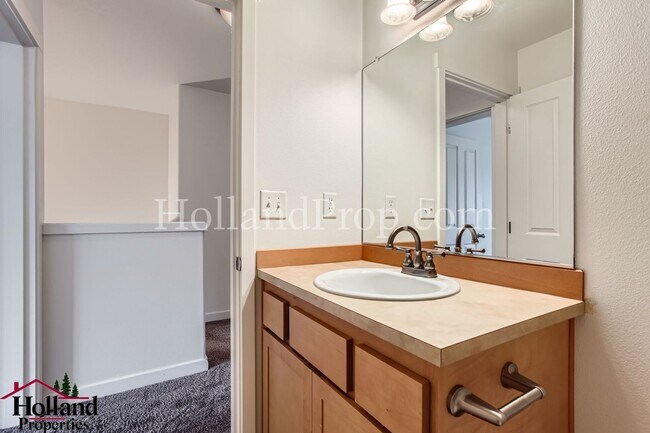 Building Photo - ** BEST PRICE ** - Wonderful 3 Bed 3 Bath ...