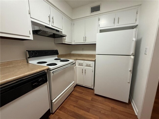 Building Photo - 902 Darling Ave