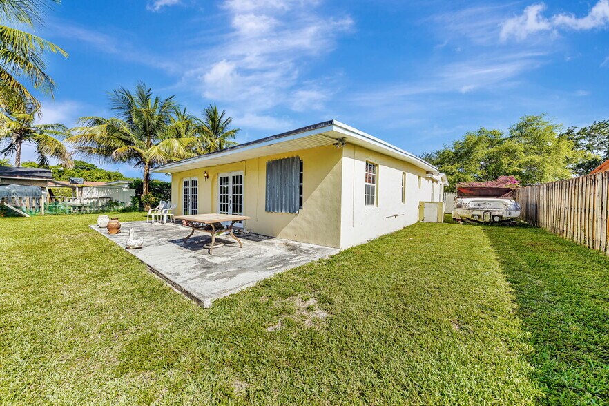 Building Photo - 9941 NW 27th St