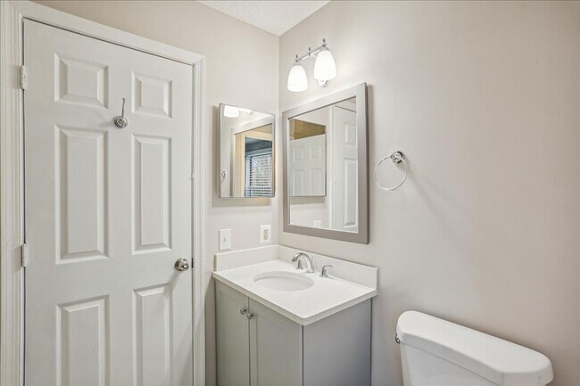 Building Photo - Great 3+2+ Loft in Germantown!