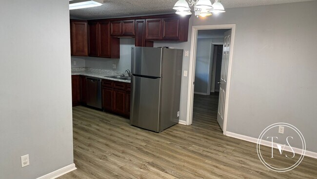 Building Photo - RATE DROP ALERT (was $2300/month)!