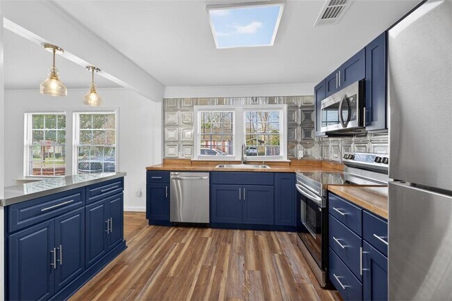 Building Photo - 240 E 5th Ave