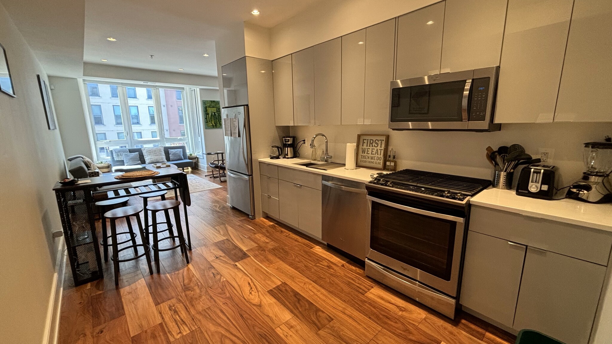 Kitchen with breakfast bar - 904 H St NE