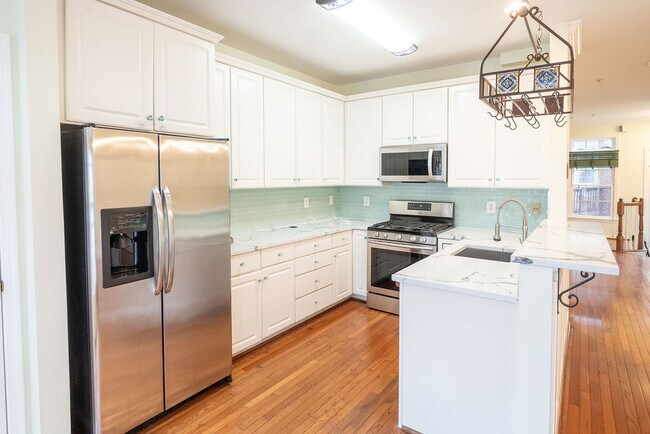 Building Photo - 719 N Vermont St